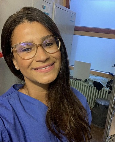 Enfermera del extranjero en Alemania en su traje de trabajo del hospital