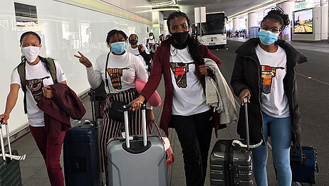 4jóvenes de Namibia llegan al aeropuerto con equipaje