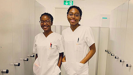 Dos mujeres jóvenes como enfermeras en ropa de trabajo blanca