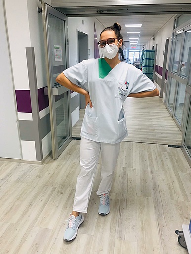 Enfermera de Brasil en Alemania en el hospital