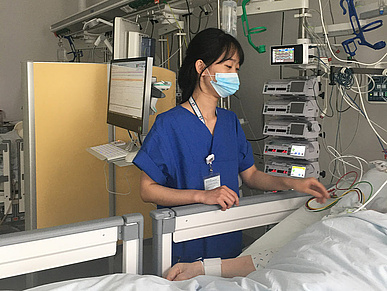 Krankenschwester beim Besuch eines Patienten 
